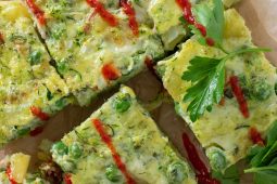 Aardappel frittata met courgette, kruiden en cheddar kaas