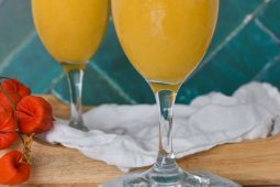Pompoen smoothie met wortel, dadel en kaneel