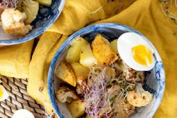 Lauwwarme aardappelsalade van gebakken aardappels