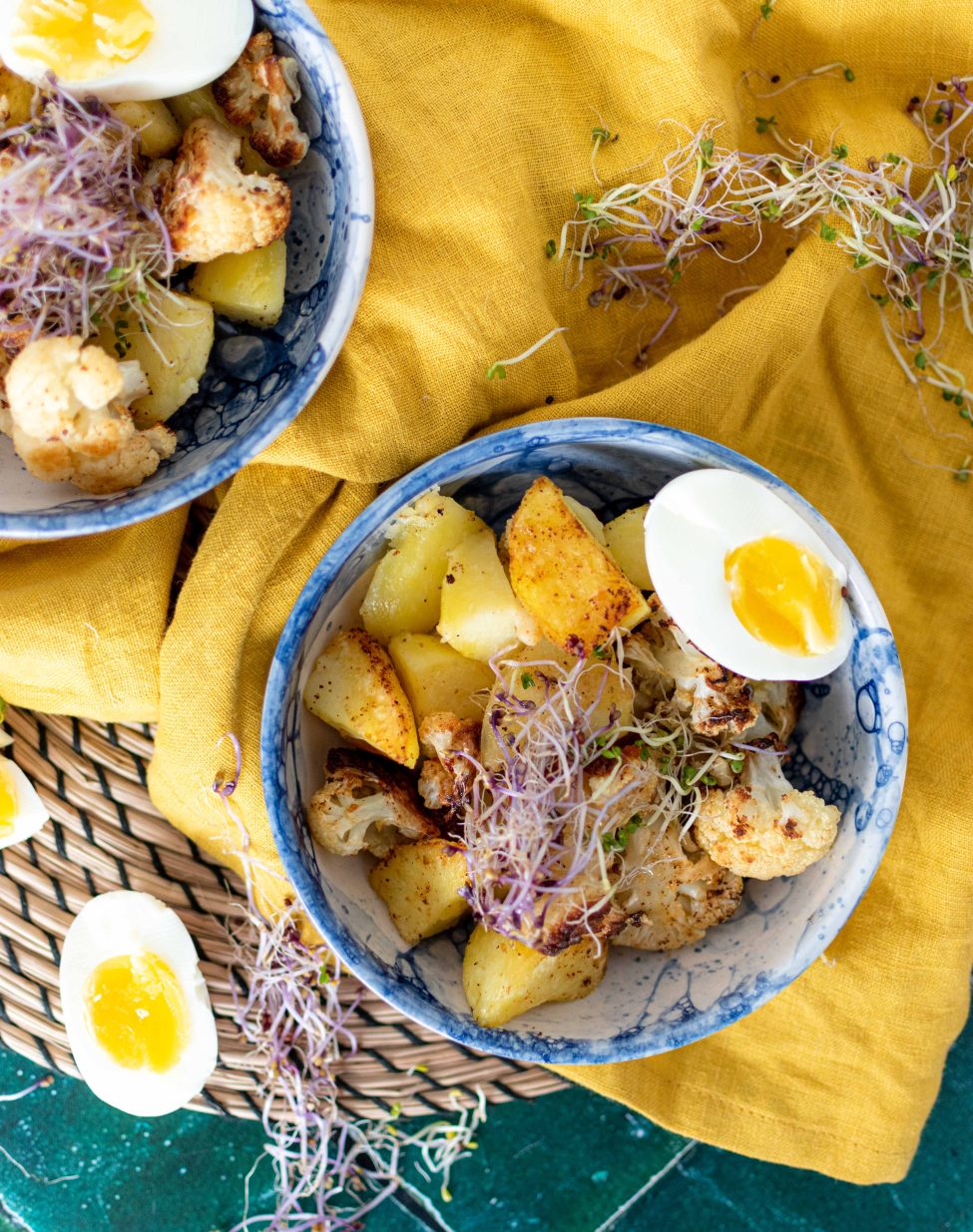 Lauwwarme aardappelsalade van gebakken aardappels