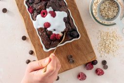 Gezonde baked oats met chocolade en rood fruit