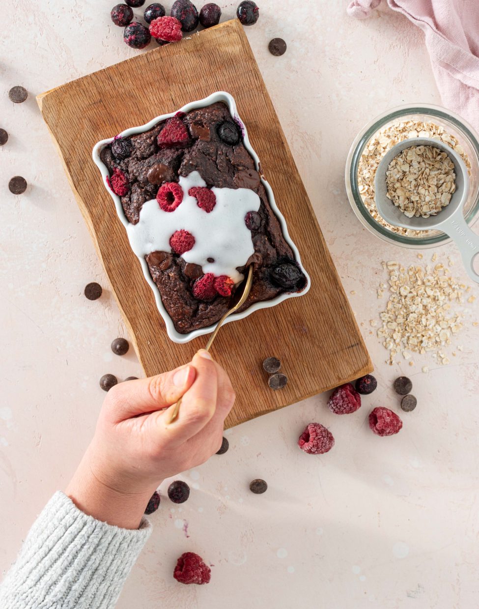 Gezonde baked oats met chocolade en rood fruit