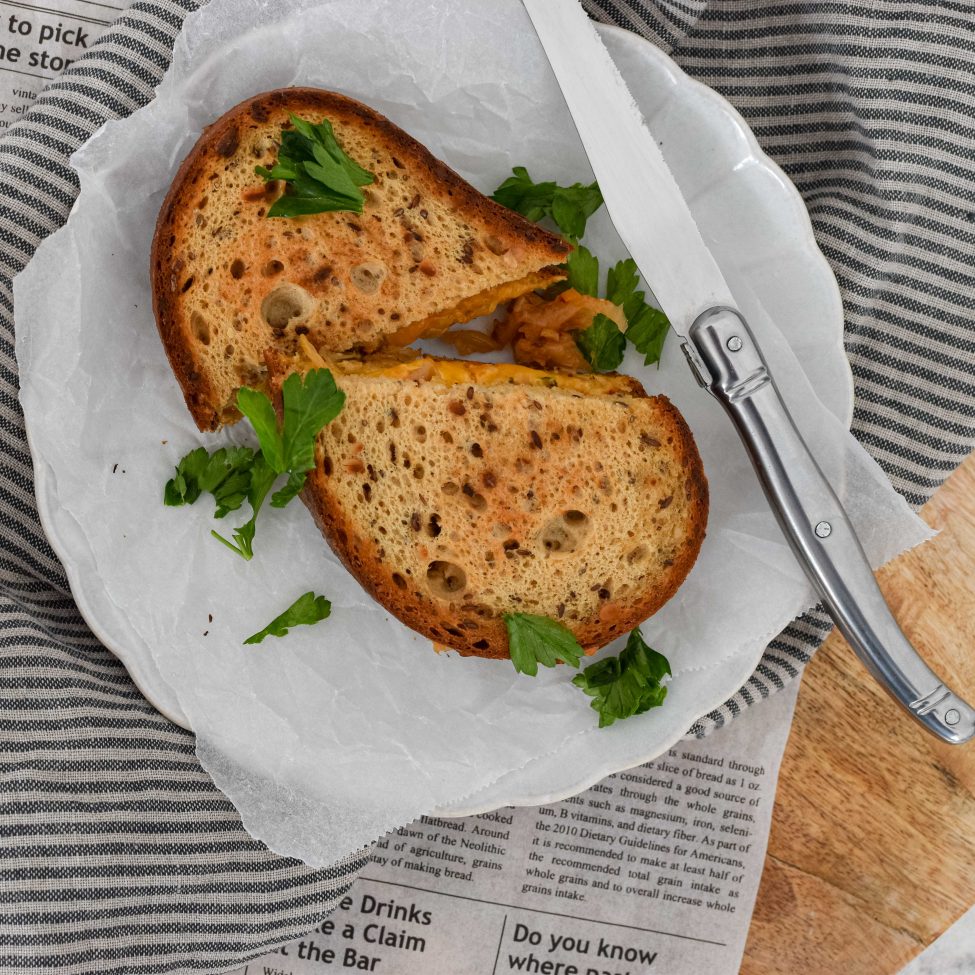Kimchi tosti met zuurdesembrood (uit de pan of tosti-ijzer)