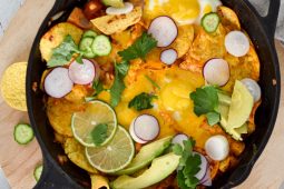 Vegetarische chilaquiles met pulled jackfruit en ei
