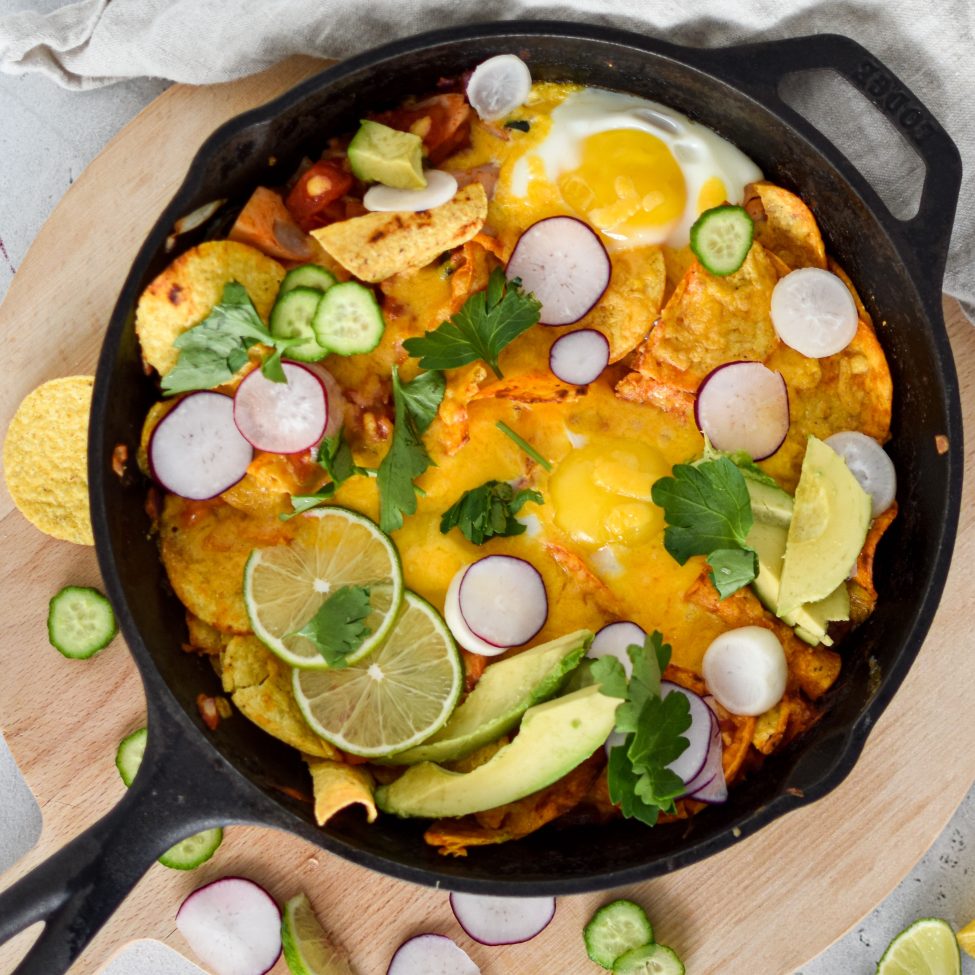 Vegetarische chilaquiles met pulled jackfruit en ei
