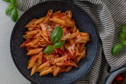 Pasta arrabiata (pasta in pittige tomatensaus)