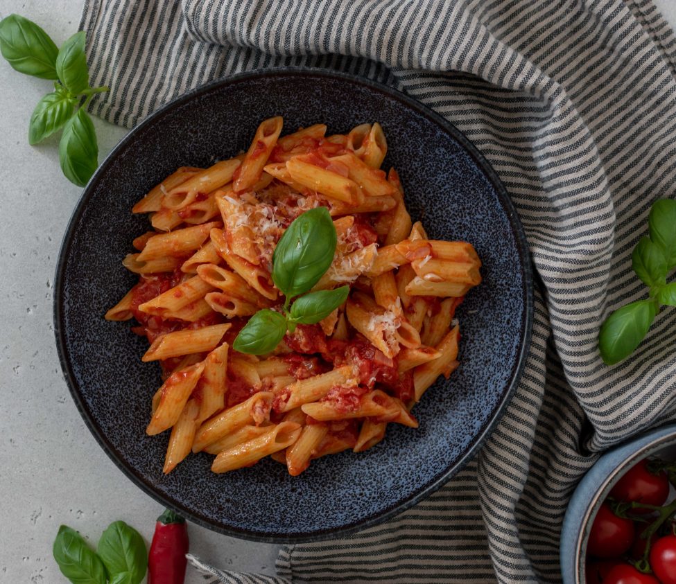 Pasta arrabiata (pasta in pittige tomatensaus)