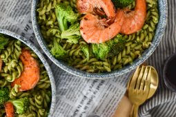 Pasta met broccoli, spinaziesaus en garnalen