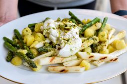 Aspergesalade met gegrilde witte en groene asperges