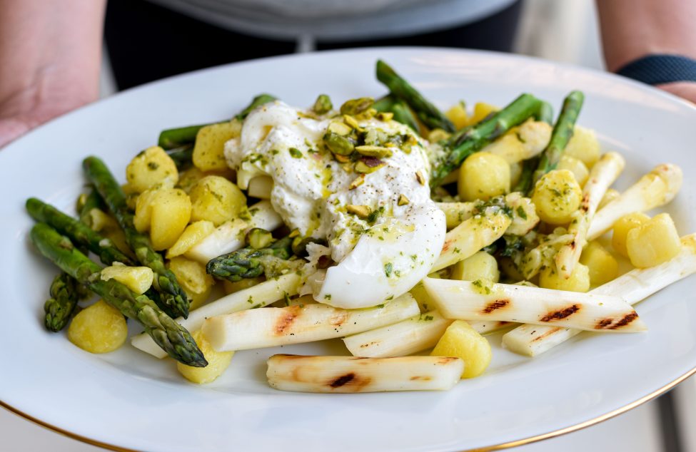 Aspergesalade met gegrilde witte en groene asperges