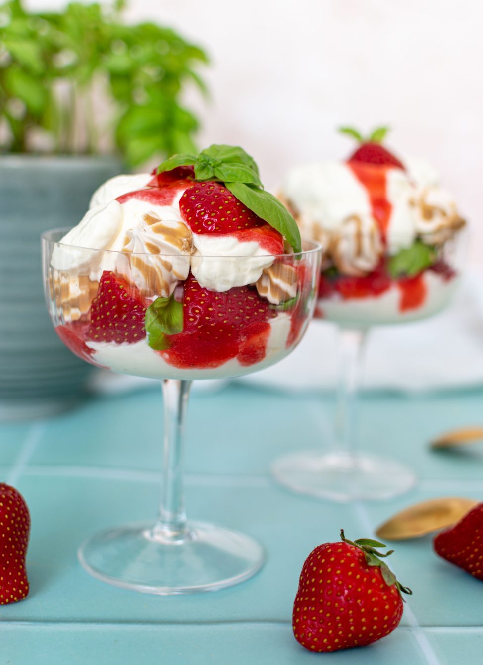 De lekkerste Eton mess – met gemarineerde aardbeien