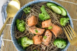 Soba noodle bowl met teriyaki zalm