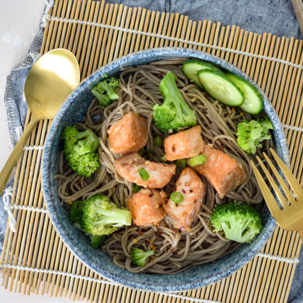 Soba noodle bowl met teriyaki zalm