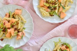 Zomerse pastasalade met meloen en (vegetarische) bacon