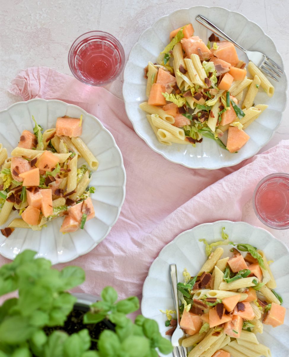 Zomerse pastasalade met meloen en (vegetarische) bacon