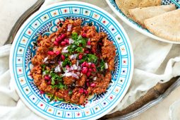 Muhammara maken (dip van paprika en walnoten)