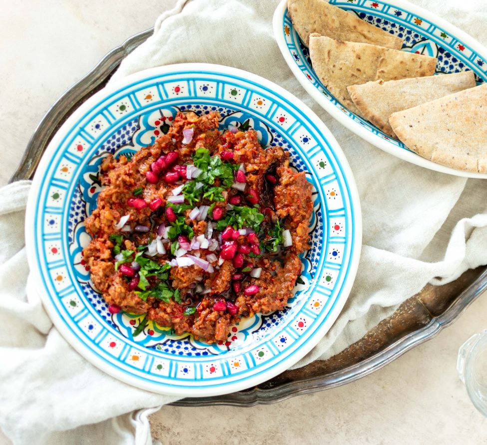 Muhammara maken (dip van paprika en walnoten)