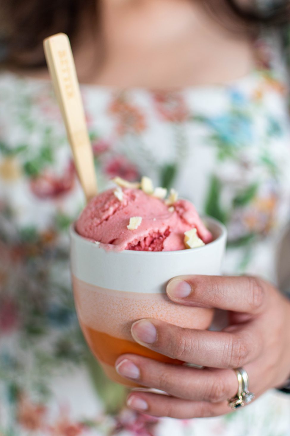 Aardbeienijs maken met de ijsmachine (met stukjes witte chocolade)