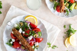 Griekse salade met bifteki