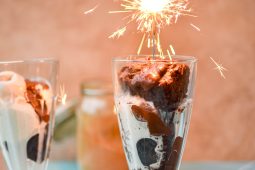 Chocolade sundae met brownie en kaneelijs