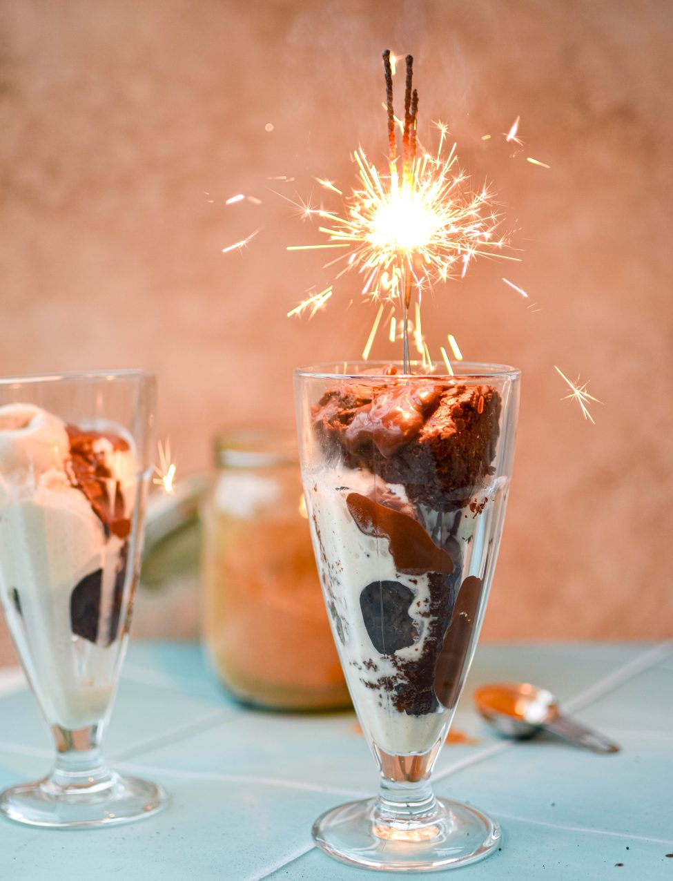 Chocolade sundae met brownie en kaneelijs