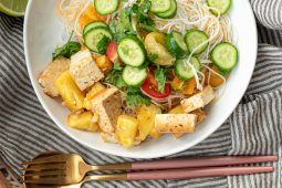 Zomerse noedelsalade met tofu & ananas