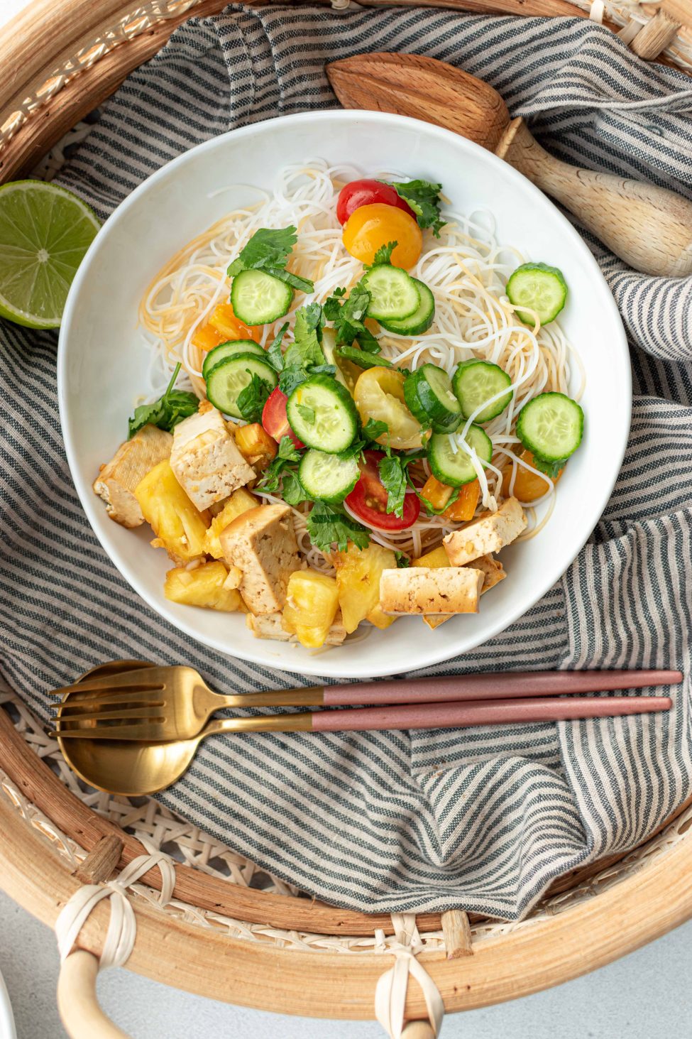 Zomerse noedelsalade met tofu & ananas