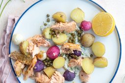 Lauwwarme aardappelsalade met gegrilde zalm