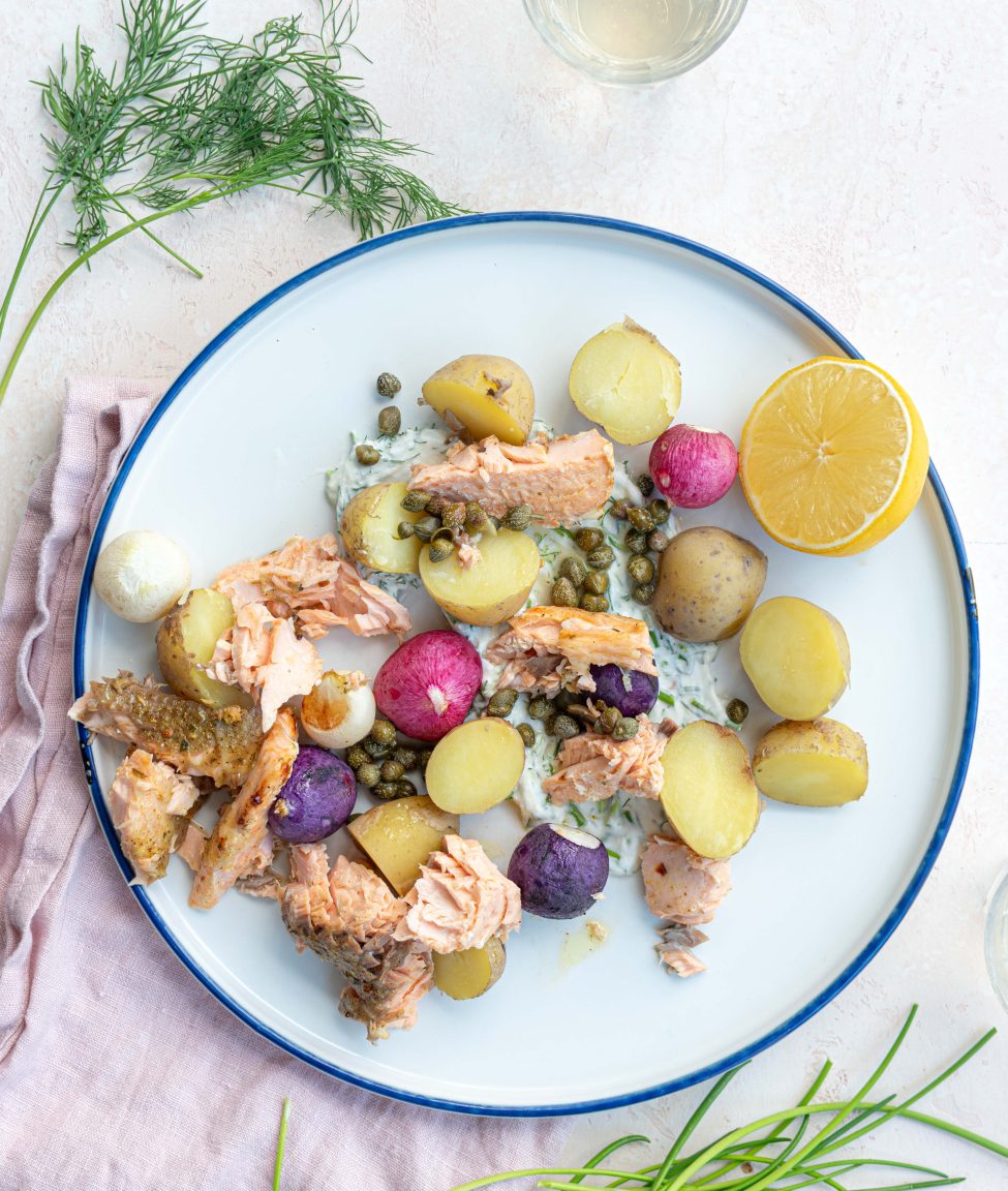 Lauwwarme aardappelsalade met gegrilde zalm