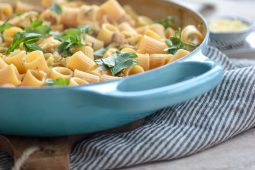 Romige eenpans pasta met courgette en kaas