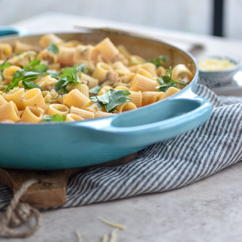 Romige eenpans pasta met courgette en kaas