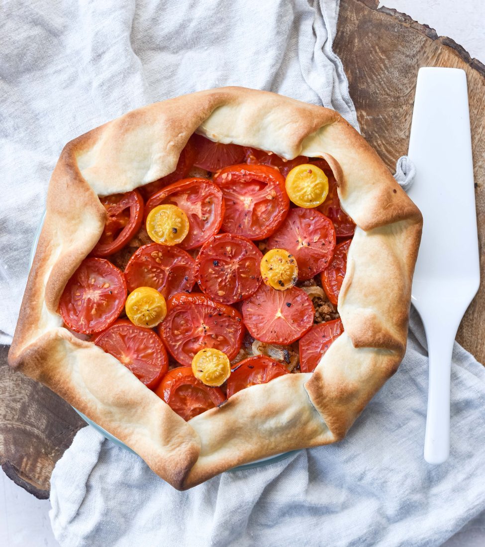 Vegan hartige taart met tomaten en gekarameliseerde ui