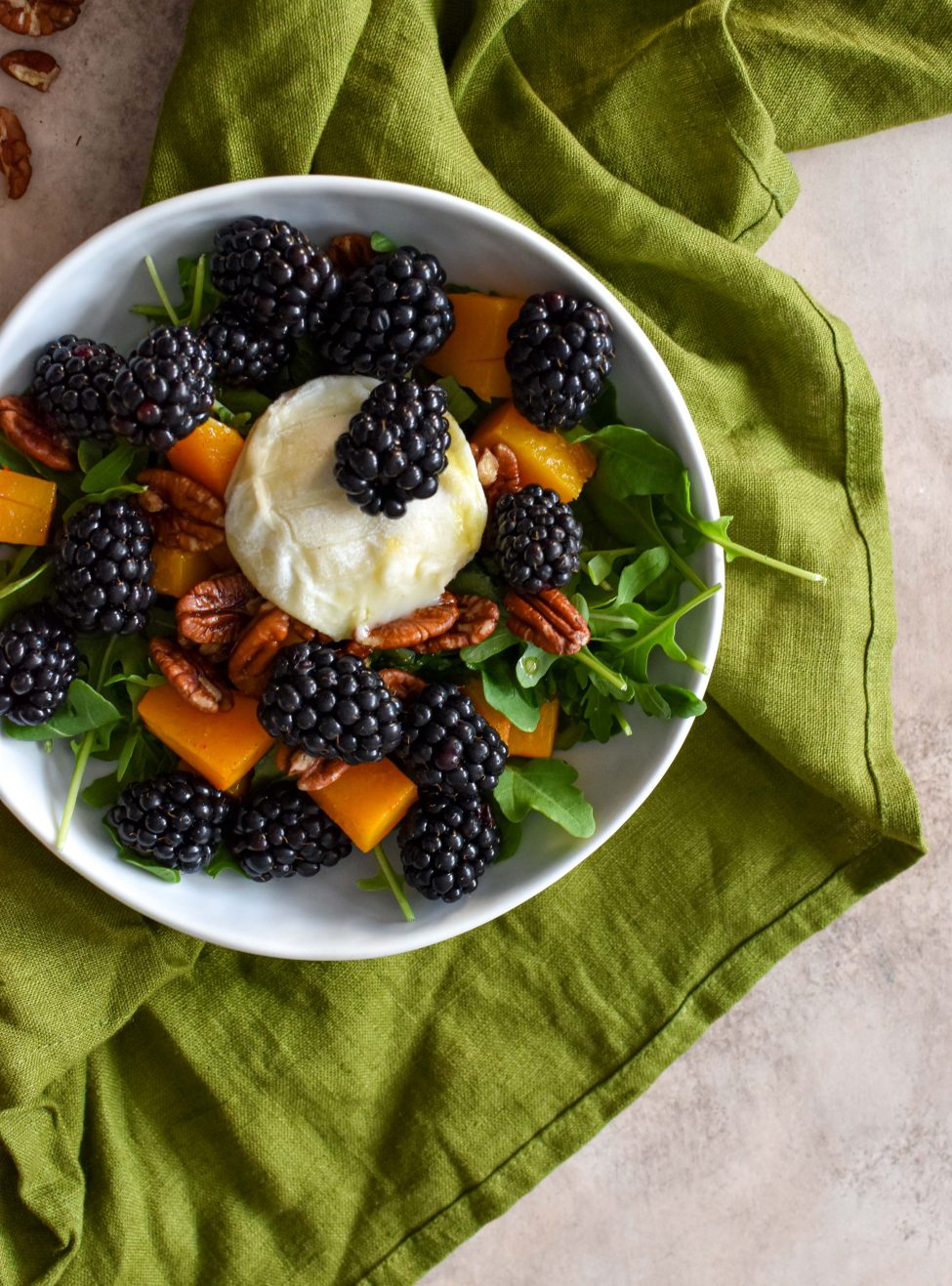 Heerlijke herfstsalade met pompoen, bramen en geitenkaas