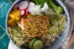 Zalm met pistachekorst en kleurrijke bowl