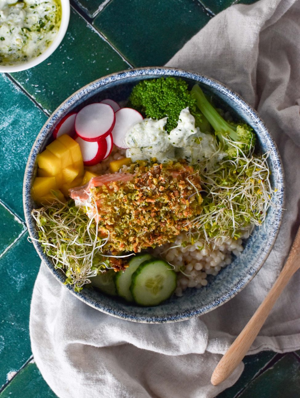 Zalm met pistachekorst en kleurrijke bowl