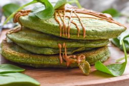 Gezonde groene, eiwitrijke pannenkoeken (spinaziepannenkoeken)
