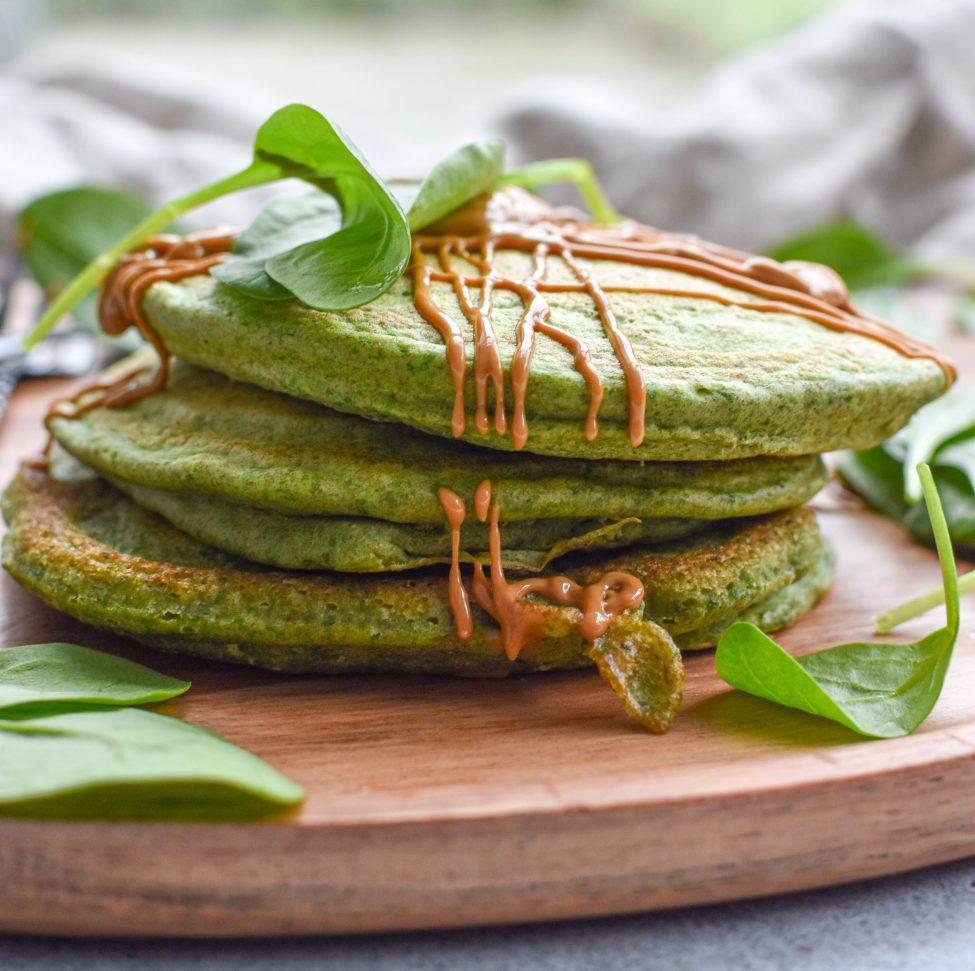 Gezonde groene, eiwitrijke pannenkoeken (spinaziepannenkoeken)