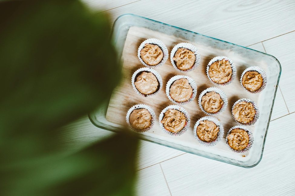 Gezonde bananenbrood muffins met witte chocolade & pistache