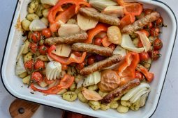 Gnocchi traybake met venkel, appel en (vega) worst