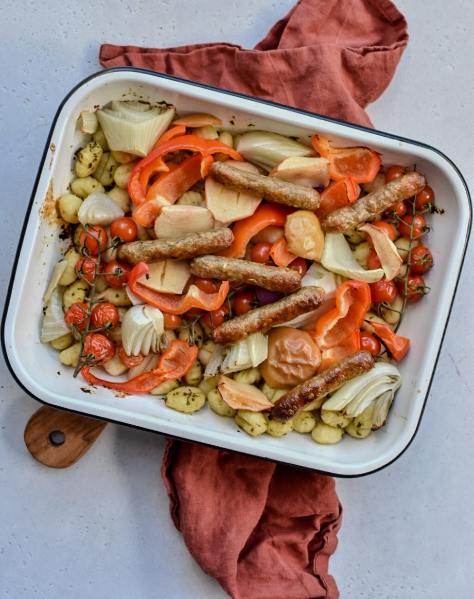 Gnocchi traybake met venkel, appel en (vega) worst