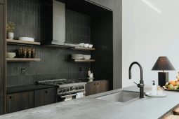 Een zwarte keuken: stoer decor voor elke dag koken